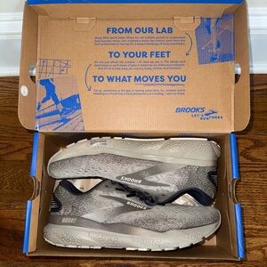 Brooks Ghost 16 Men's 9.5 Shoes.